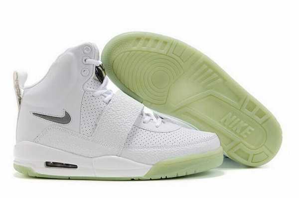 nike yeezy blanche