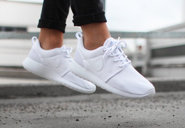 roshe run noir et blanc femme